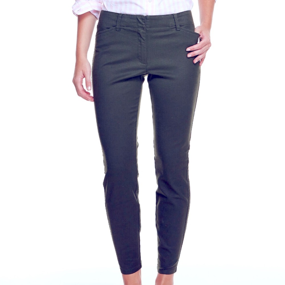 Vineyard Vines navy blue skinny utility pants.